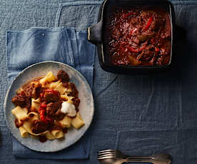 Wildschweingulasch mit Nudeln