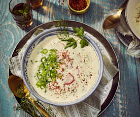 Gekühlte Joghurtsuppe mit Zitrone