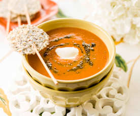 Creme de tomate com laranja e crocante de queijo