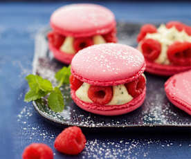 Gros macarons à la menthe et à la framboise