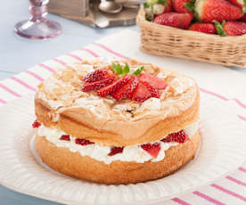 Tarta de merengue y fresas