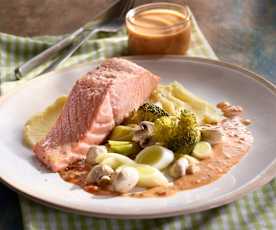 Gemüse-Fisch-Platte mit Kartoffelpüree und Paprikasauce