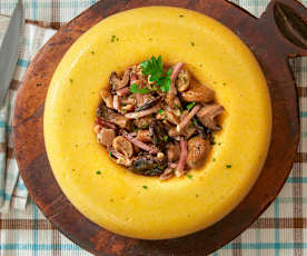 Anello di polenta con sugo ai funghi e speck