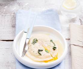 Raviolo z płynnym żółtkiem i farszem z ricotty i szpinaku