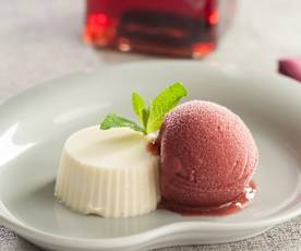 Panna cotta de yogur y chocolate blanco con sorbete de cerezas