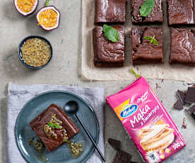 Brownie z mąką z ciecierzycy z sosem z marakui