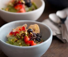 Smoothie bowl de plátano, aguacate y té matcha