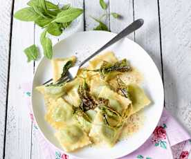 Ravioli mit Spinat und Salbeibutter