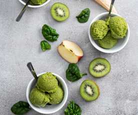 Sorvete limpa-palato de maçã, kiwi e espinafre