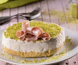 Cheesecake allo stracchino e mortadella con pistacchi