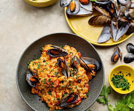 Paella de orzo e mexilhões