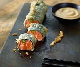 Gebackenes Lachs-Sashimi mit Spargel und Sesamcreme