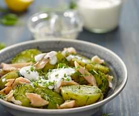 Salát z nových brambor s uzeným pstruhem