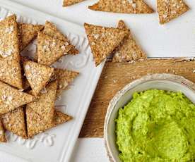 Crackers integrali con crema di avocado