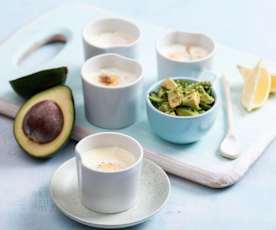 Minifrittaty z salsą z awokado i wędzonego łososia