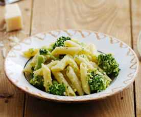 Penne com pesto de brócolos