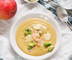 Gazpacho de mango con huevo de codorniz, aguacate y lascas de salmón