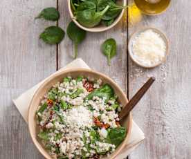 Cytrynowy pęczak z fasolką szparagową, szpinakiem i suszonymi pomidorami