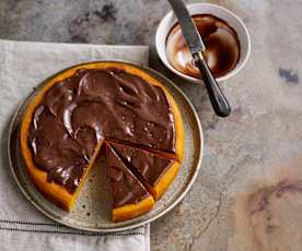 Bolo de cenoura e laranja com cobertura de chocolate
