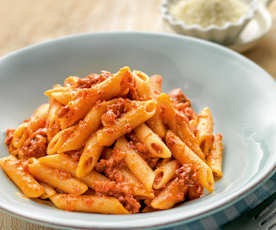 Pasta al pomodoro, prosciutto e salame piccante