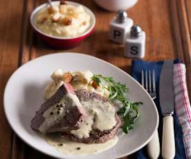 Steki w sosie z zielonego pieprzu, purée ziemniaczane z grzankami