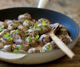 Meatballs with white wine mushroom sauce