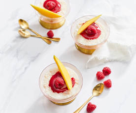 Tapioka-Pudding mit Litschi und Himbeeren