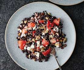 Schwarzer Reissalat mit Erdbeeren und Feta