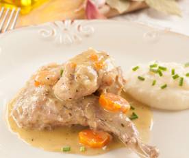 Conejo guisado con puré de patatas