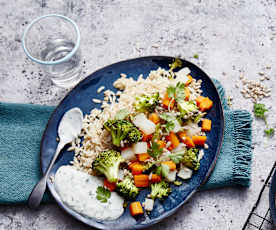 Riz complet, légumes d'automne vapeur et sauce au yaourt