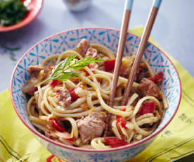 Spaghetti cinesi con verdure e filetto di maiale