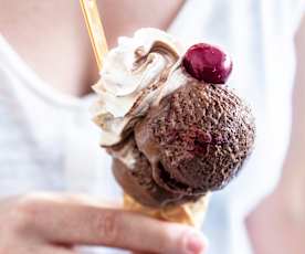 Glace chocolat-cerise et chantilly