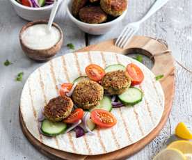 Ziołowe falafele z sosem jogurtowym z tahini
