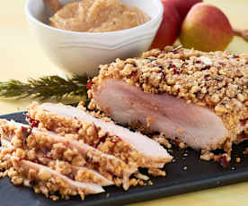 Pechuga de pavo con costra de frutos secos y puré de manzanas
