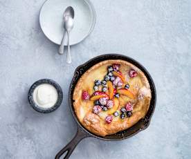 Pieczony naleśnik z owocami i jogurtem (Dutch Baby)