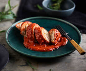 Pechugas de pollo rellenas con salsa de pimientos asados al vacío