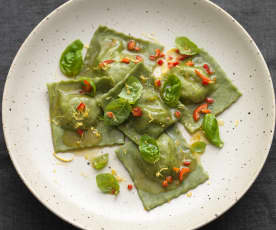 Basilikum-Ravioli mit Garnelen und Spargel