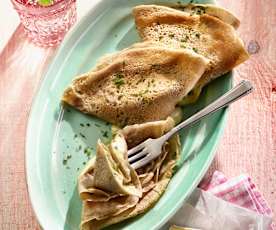 Buchweizencrêpes mit Camembert und frischen Kräutern