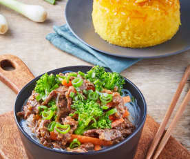 Carne de res con brócoli en salsa asiática, fideos de arroz y pastel de naranja