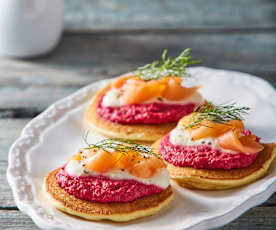 Blinis con puré de betabel y queso de cabra