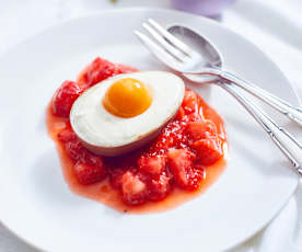 Gefüllte Schokoladeneier auf Erdbeer-Vanille-Ragout