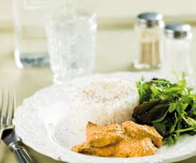 Bifes com molho de amendoim e arroz basmati