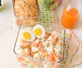 Ensaladilla de salmón, huevo duro y hojaldre de pera con chocolate