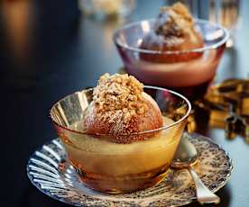 Bratäpfel mit Marzipan-Nussfülle und Vanillesauce