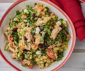 Insalata di salmone, quinoa, feta e verdure miste