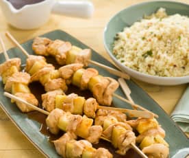 Brochetas de pollo y piña con cuscús