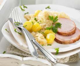 Kasseler mit Sauerkraut und Kartoffeln in Senf-Wein-Sauce