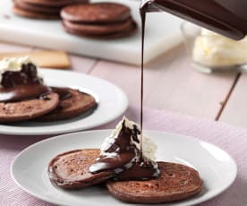 Tortitas americanas de chocolate con salsa y nata montada