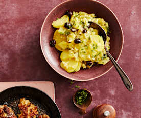 Kartoffelsalat mit Oliven und Salsiccia-Frikadellen