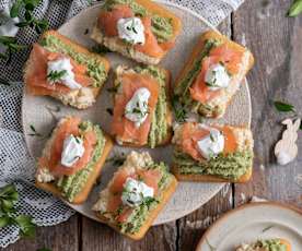 Krakersy z pastą jajeczną i łososiem